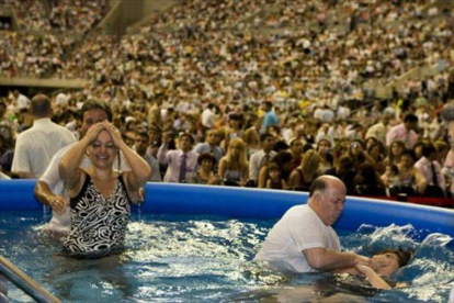 Bautizo de testigos de Jehová, en el 2009, en el Palau Sant Jordi.