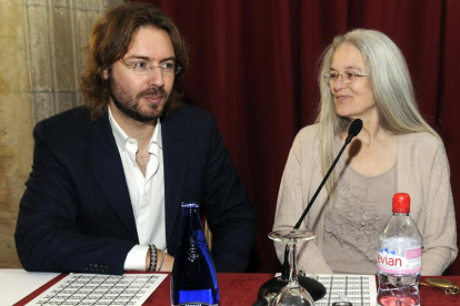 La poeta estadounidense Sharon Olds, ganadora del Premio Leteo 2015, junto al presidente de Leteo, el poeta Rafael Saravia, hoy en León