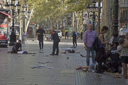 Heridos tendidos en el suelo de las Ramblas el día del atentado, el 17 de agosto. DAVID ARMENGOU