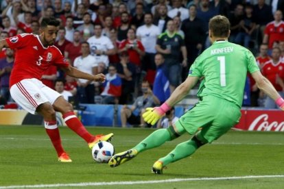 Taylor, en la jugada del gol que marcó ante el portero ruso.