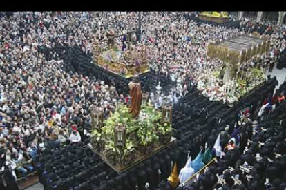Esta es, posiblemente, la imagen más exportada de la Semana Santa leonesa. San Juan, La Dolorosa y Jesús, frente a frente.
