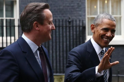Cameron (izquierda) y Obama caminan sonrientes por el exterior de Downing Street, este viernes.