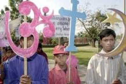Niños de comunidades hinduistas, cristianas y musulmanas, a favor de la tolerancia religiosa
