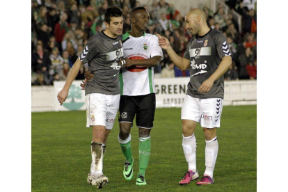 Valdés, a la derecha, recrimina a Koné su gol al no devolver el balón para atender a Negral, izquierda.