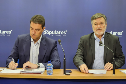 El Partido Popular del Castilla y León informa sobre las candidaturas que se presentan a las elecciones del 28 de mayo. En la imagen, Francisco Vázquez y Ángel Ibáñez. DL
