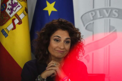 La ministra de Hacienda, María Jesús Montero, ayer, tras el Consejo de Ministros. JAVIER LIZÓN