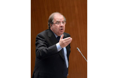 Juan Vicente Herrera y Luis Tudanca en sus respectivas alocuciones en el Pleno. NACHO GALLEGO
