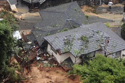 Los equipos de rescate trabajan en Kitakyushu para hacer frente a los varios deslizamientos debidos a las lluvias torrenciales.  /