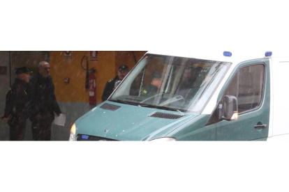 El furgón policial traslada a Miguel Ángel M.B. a la prisión de Villahierro, en Mansilla de las Mulas