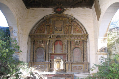 Vista del retablo antes de su retirada. La estructura resistía casi milagrosamente, protegida por parte de la cubierta de esta iglesia zamorana