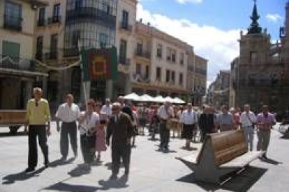 Los jubilados pasean por las calles de Astorga celebrando sus propias fiestas