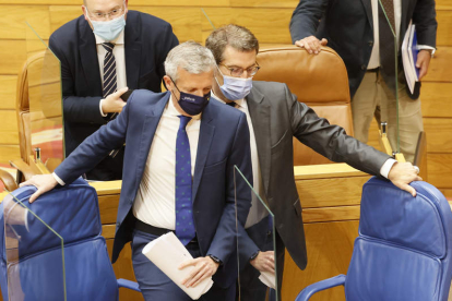 Alfonso Rueda junto a Feijóo tras pronunciar su discurso de investidura en el Parlamento gallego. LAVANDEIRA JR