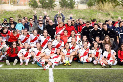 Iñigo Errejón con las jugadoras del Rayo Vallecano.