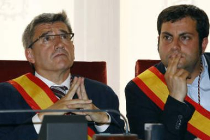 Fernández junto a Ibán García del Blanco, durante la sesión de investidura.