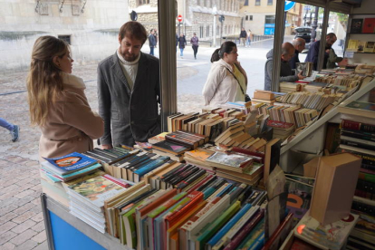 La Feria del Libro Antiguo en León. J. NOTARIO