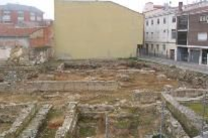 El foro romano visto en su límite sur, en el solar frente a la biblioteca