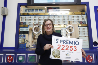 La lotera de la administración número 1 de León, en la calle Pérez Crespo, muestra orgullosa el número vendido. JESÚS F. SALVADOES