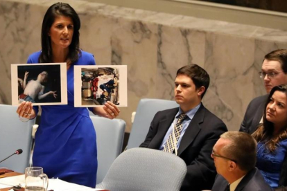 Nikki Haley sostiene unas fotografías de las víctimas del gas serín  en Siria.