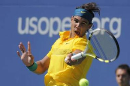 Nadal devuelve la bola a su compatriota Nicolás Almagro.