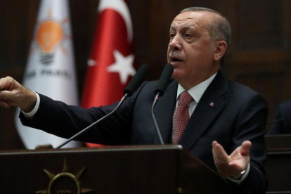 El presidente turco, Tayyip Erdogan se dirige a miembros del Parlamento durante una sesión del parlamento turco en Ankara.