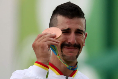 Carlos Coloma, emocionado, muestra la medalla. ESTEBAN BIBA