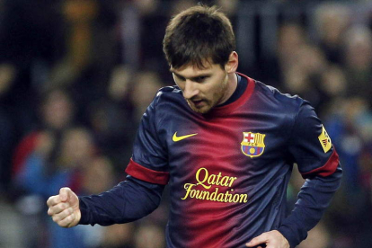 El argentino Lionel Messi celebra el gol que marcó de penalti a Osasuna.