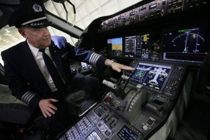 El capitán Bruce Johnson muestra la sala del piloto del nuevo Boeing 787 Dreamliner.