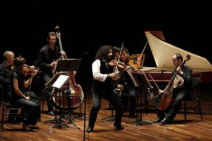 Un momento del concierto de Ara Malikian con el Ensemble de la Orquesta de Cámara Ibérica.