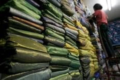 Almacén de telas en Indonesia, de donde no pocas marcas de lujo europeas importan sus productos