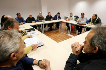 Constitución de la mesa de negociación del convenio de la pizarra, ayer en Ponferrada