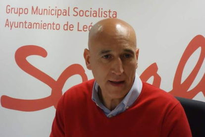 Diez, ayer durante la rueda de prensa en el consistorio. DL