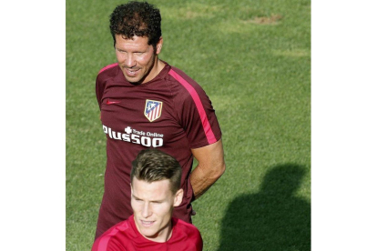 Simeone y Gameiro, durante el entrenamiento del Atlético en su ciudad deportiva el miércoles día 17.