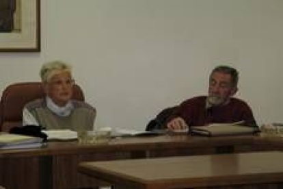 María Luz Flórez, alcaldesa en funciones y Miguel Ángel Diez, del PP, quien será el nuevo alcalde