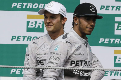 Rosberg y Hamilton ayer en el podio, se jugarán el título en Abu Dabi en dos semanas