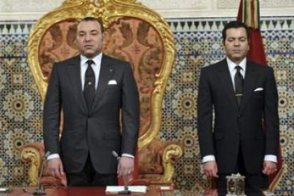 El rey Mohamed VI de Marruecos, junto a su hermano Mulay Rachid, después del discurso.