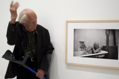 David Douglas Duncan, junto a la primera foto que hizo a Picasso, durante una exposición en el Museu Picasso.
