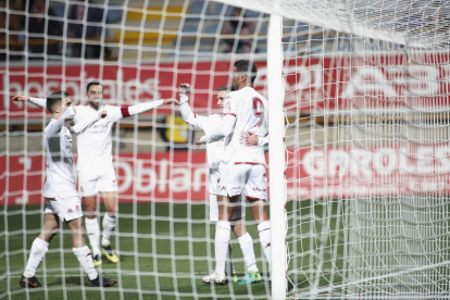 Los jugadores de la Cultural celebran el gol de Eneko Capilla que dio la victoria a la Cultural frente al Guijuelo tras cinco jornadas sin ganar. JESÚS F. SALVADORES