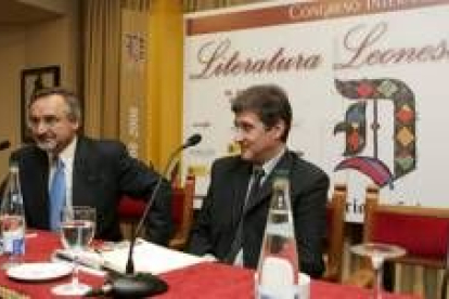 El catedrático leonés José Enrique Martínez se encargó de presentar a Carlos Javier García-Fernández