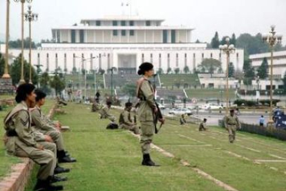 Un grupo de mujeres soldados vigilan los alrededores del Parlamento paquistaní