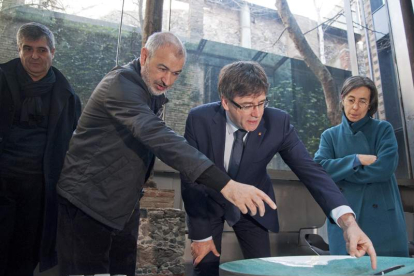 El presidente de la Generalitat, Carles Puigdemont, durante un acto en Olot. ROBIN TOWNSEND