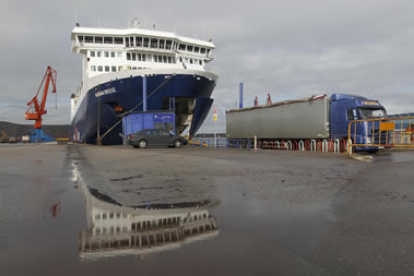 El buque realiza la ruta entre Gijón y Nantes tiene capacidad para 120 camiones y 349 pasajeros.