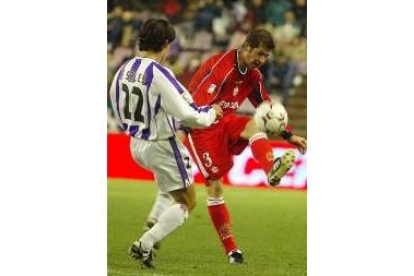 Romero trata de elevar la pelota por encima de Fernando Sales
