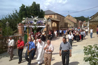 Un gran cortejo procesional acompaña al santo en su particular recorrido por las calles.