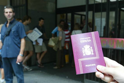 Colas para hacerse el pasaporte en una comisaría de Barcelona, en una imagen de archivo.