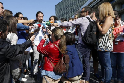 Pablo Iglesias atiende a los medios de comunicación en San Sebastián.