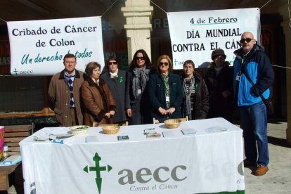 Los voluntarios de AECC, ayer en la plaza Mayor.