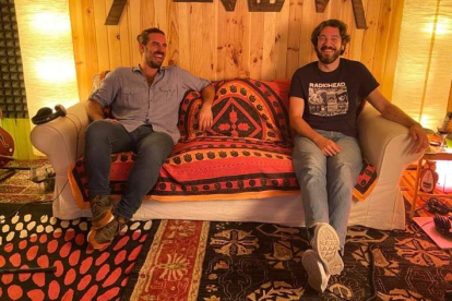 Andrés Suárez y Fabián Diez Cuesta en el estudio del primero durante la grabación de las voces. J. M.