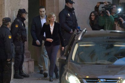 La infanta Cristina a la salida del juzgado tras concluir el interrogatorio el sábado.