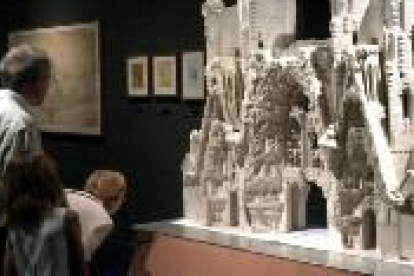 Imagen de una exposición sobre Gaudí, con una maqueta en escayola de la Sagrada Familia