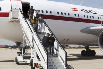 Las dos cooperantes tuvieron que bajar acompañadas del avión tras llegar a Madrid.